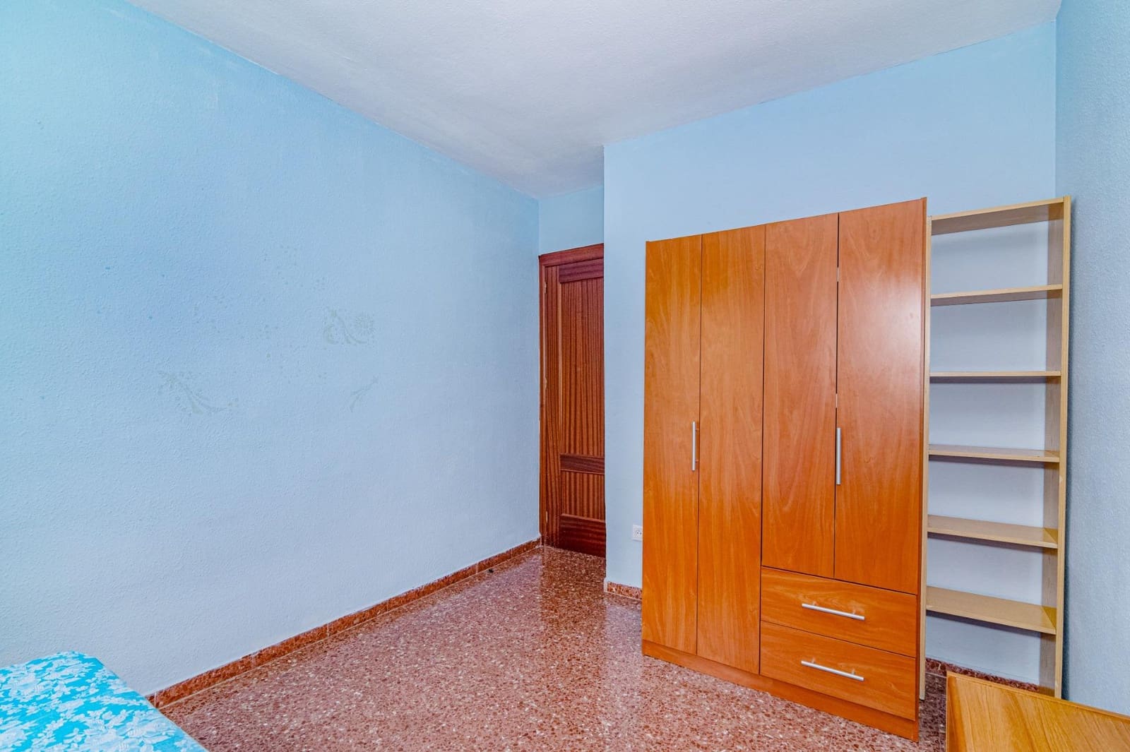 4 bedroom Flat for sale in Granada city with garage - € 165,000 (Ref: 9452160)