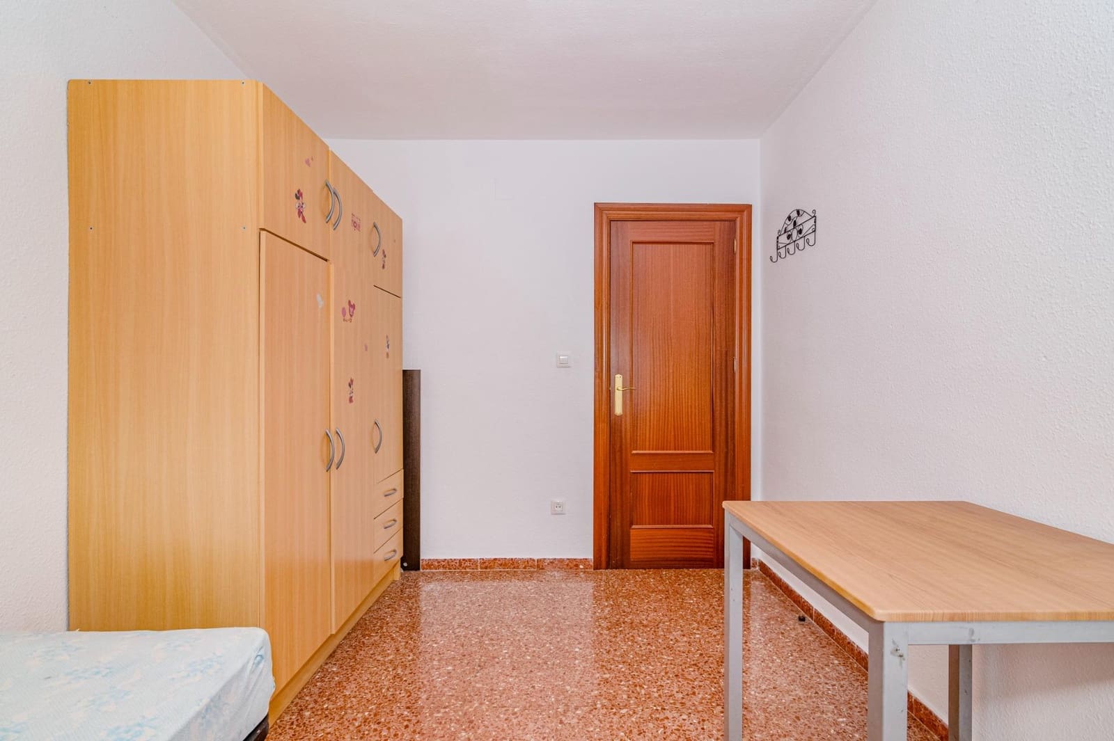 4 bedroom Flat for sale in Granada city with garage - € 165,000 (Ref: 9452160)