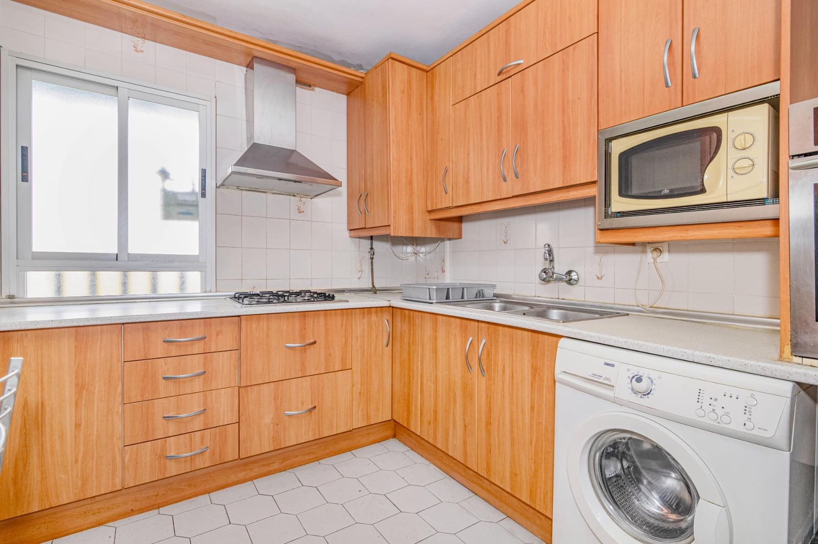 4 bedroom Flat for sale in Granada city with garage - € 165,000 (Ref: 9452160)