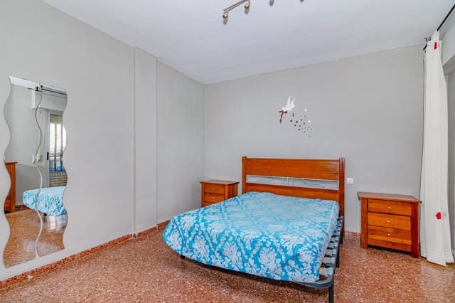 4 bedroom Flat for sale in Poligono Cartuja - La Paz, Granada city with garage - € 165,000 (Ref: 9452160)