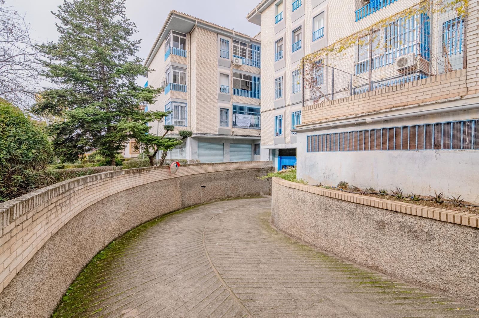 4 bedroom Flat for sale in Granada city with garage - € 165,000 (Ref: 9452160)