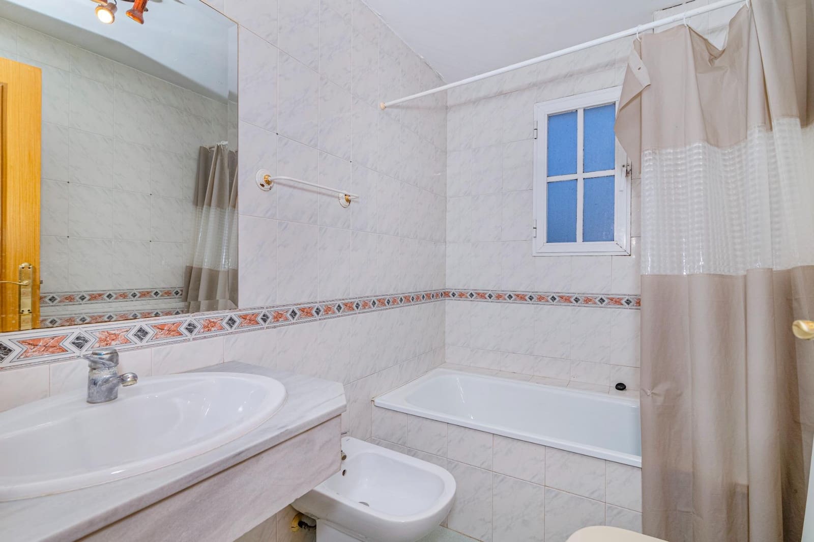 3 bedroom Semi-detached Villa for sale in Albolote with garage - € 265,000 (Ref: 9488363)