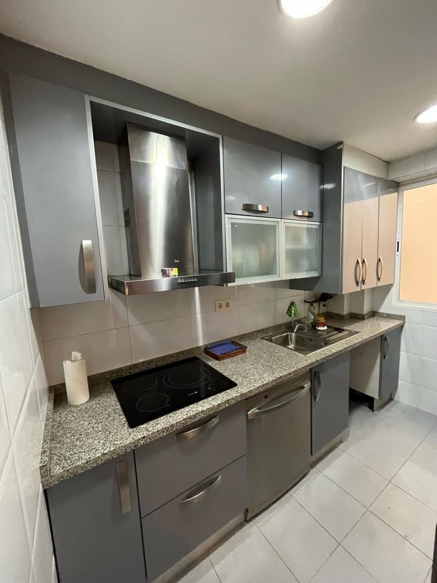 Piso de 3 habitaciones en Granada ciudad en alquiler - 900 € (Ref: 9497272)