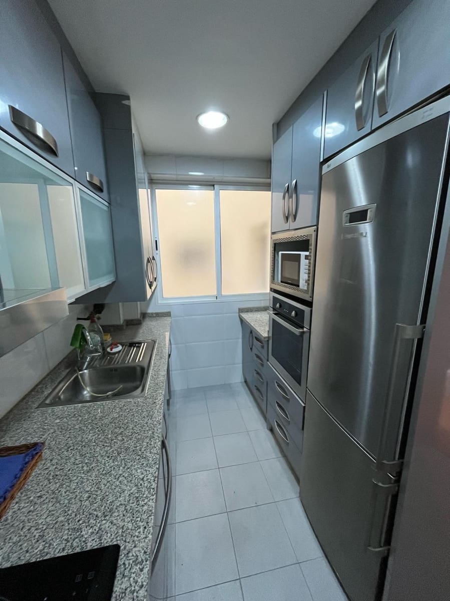 Piso de 3 habitaciones en Granada ciudad en alquiler - 900 € (Ref: 9497272)