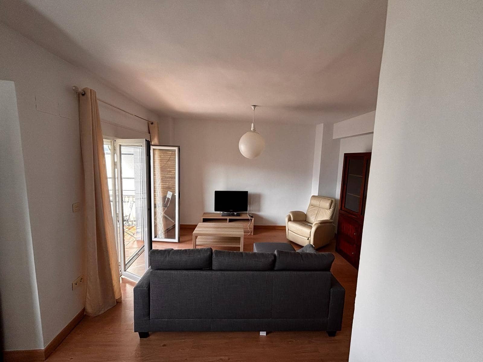 Piso de 3 habitaciones en Granada ciudad en alquiler - 900 € (Ref: 9497272)