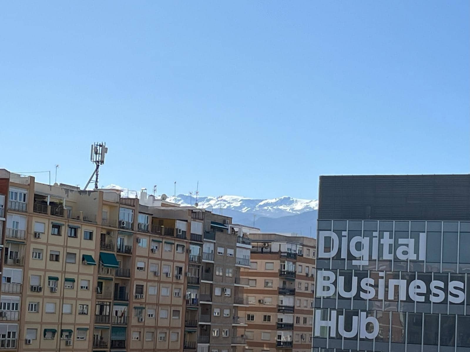 Piso de 3 habitaciones en Granada ciudad en alquiler - 900 € (Ref: 9497272)