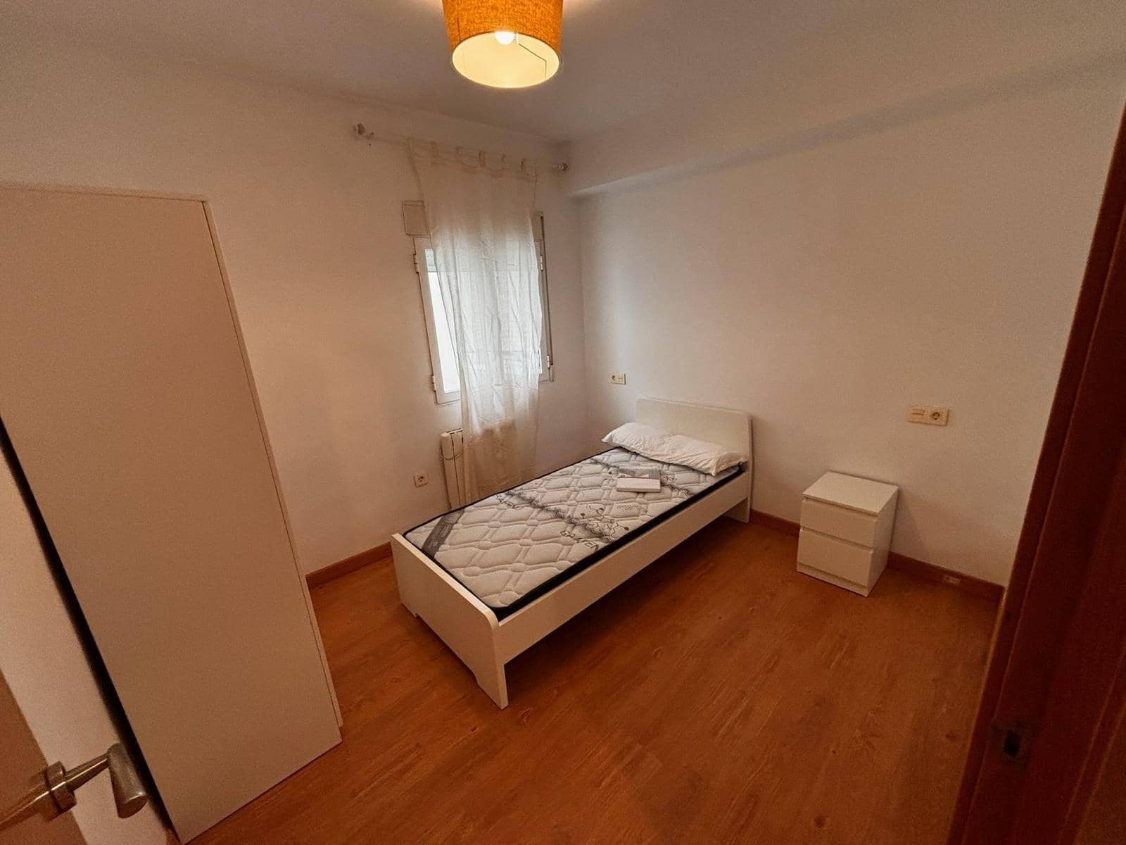 Piso de 3 habitaciones en Granada ciudad en alquiler - 900 € (Ref: 9497272)