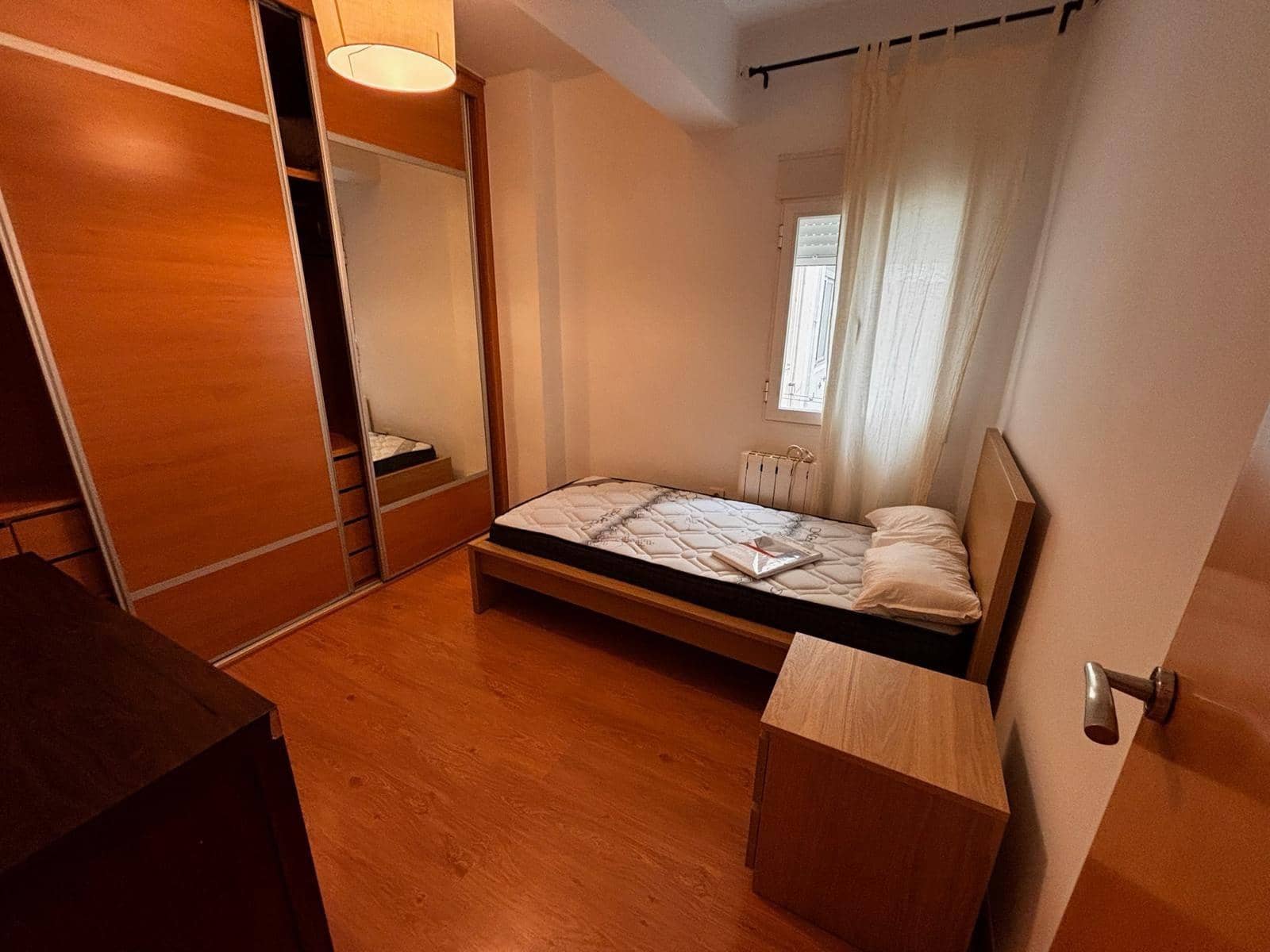 Piso de 3 habitaciones en Granada ciudad en alquiler - 900 € (Ref: 9497272)