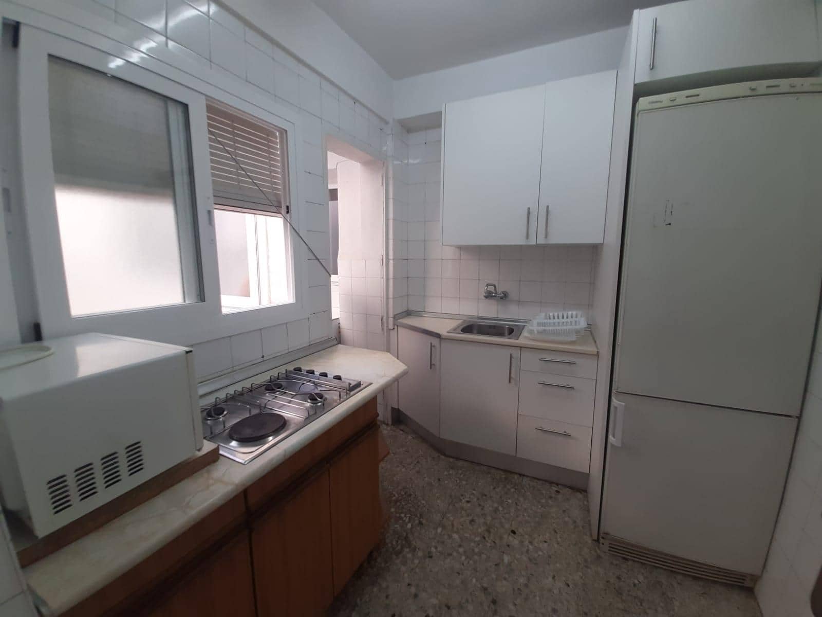 Piso de 3 habitaciones en Granada ciudad en alquiler - 950 € (Ref: 9497273)