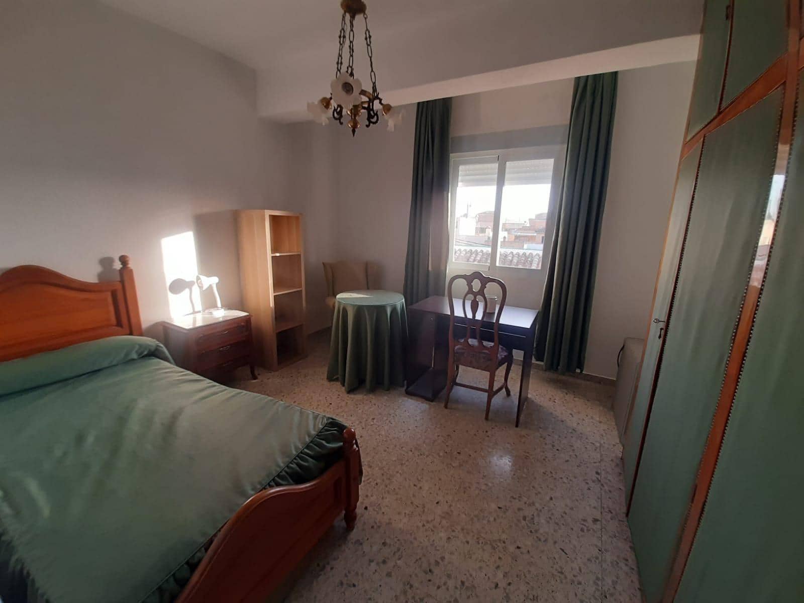 Piso de 3 habitaciones en Granada ciudad en alquiler - 950 € (Ref: 9497273)