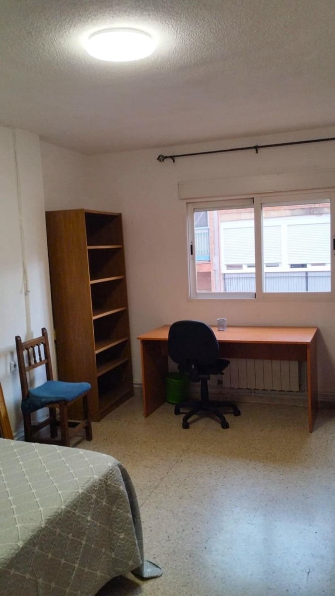 Piso de 4 habitaciones en Granada ciudad en alquiler - 1.150 € (Ref: 9497274)