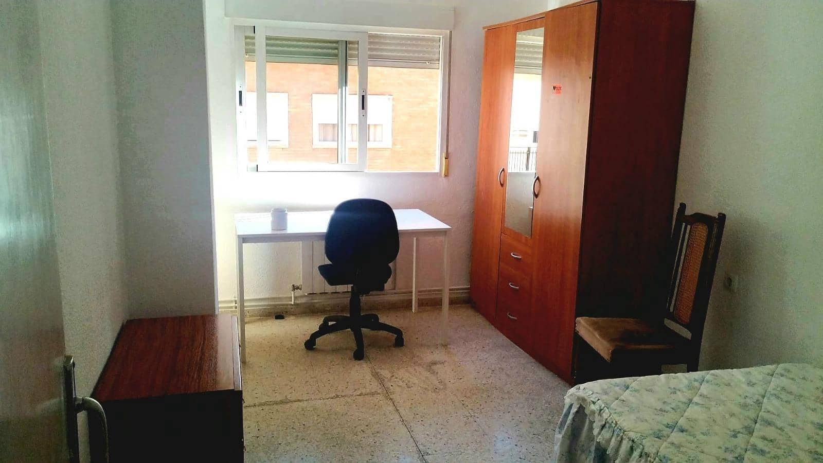 Piso de 4 habitaciones en Granada ciudad en alquiler - 1.150 € (Ref: 9497274)