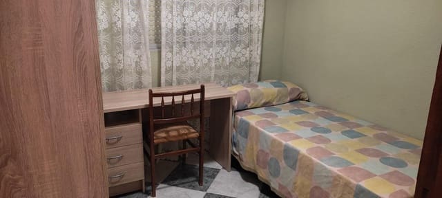 3 bedroom Flat for rent in Camino de Ronda - Rosaleda, Granada city - € 850 (Ref: 9513445)