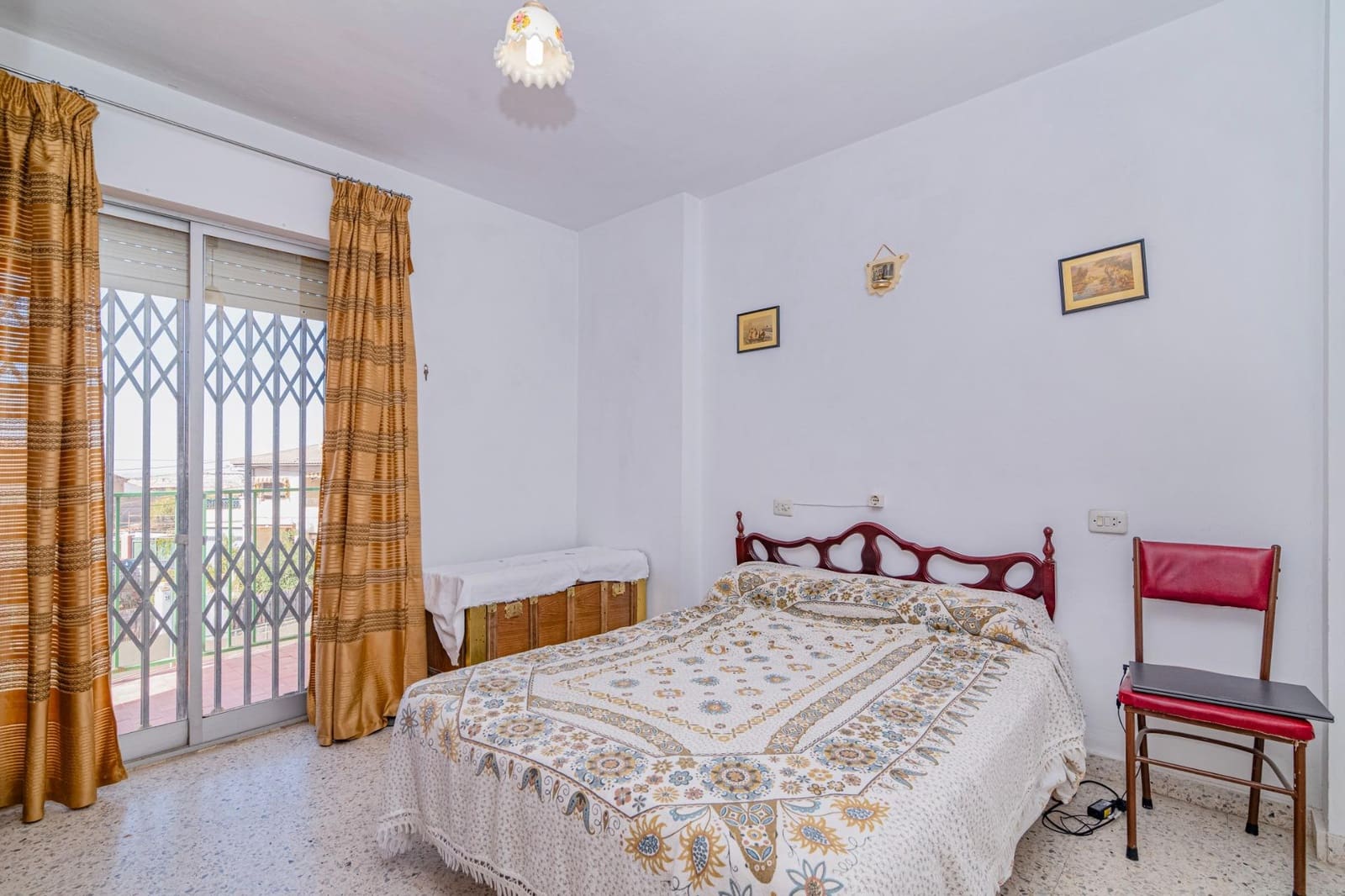 5 makuuhuone Rivitalo myytävänä paikassa La Zubia mukana uima-altaan 
autotalli - 205 000 € (Ref: 9513447)