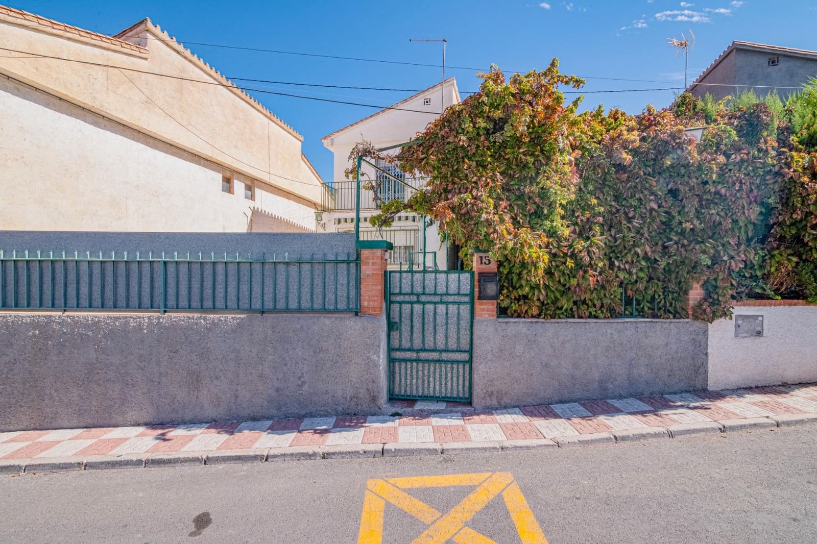 5 makuuhuone Rivitalo myytävänä paikassa La Zubia mukana uima-altaan 
autotalli - 205 000 € (Ref: 9513447)