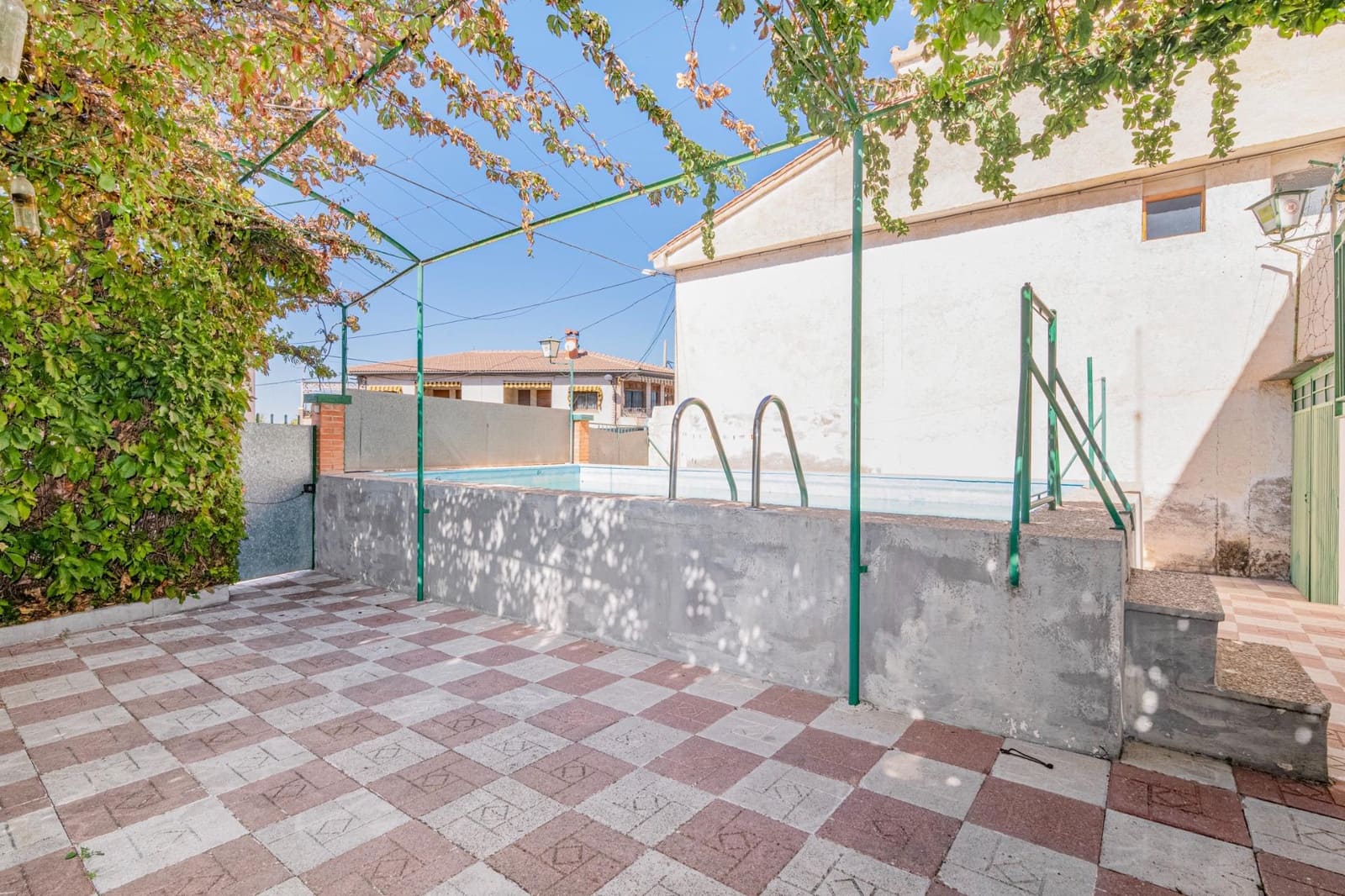 5 makuuhuone Rivitalo myytävänä paikassa La Zubia mukana uima-altaan 
autotalli - 205 000 € (Ref: 9513447)