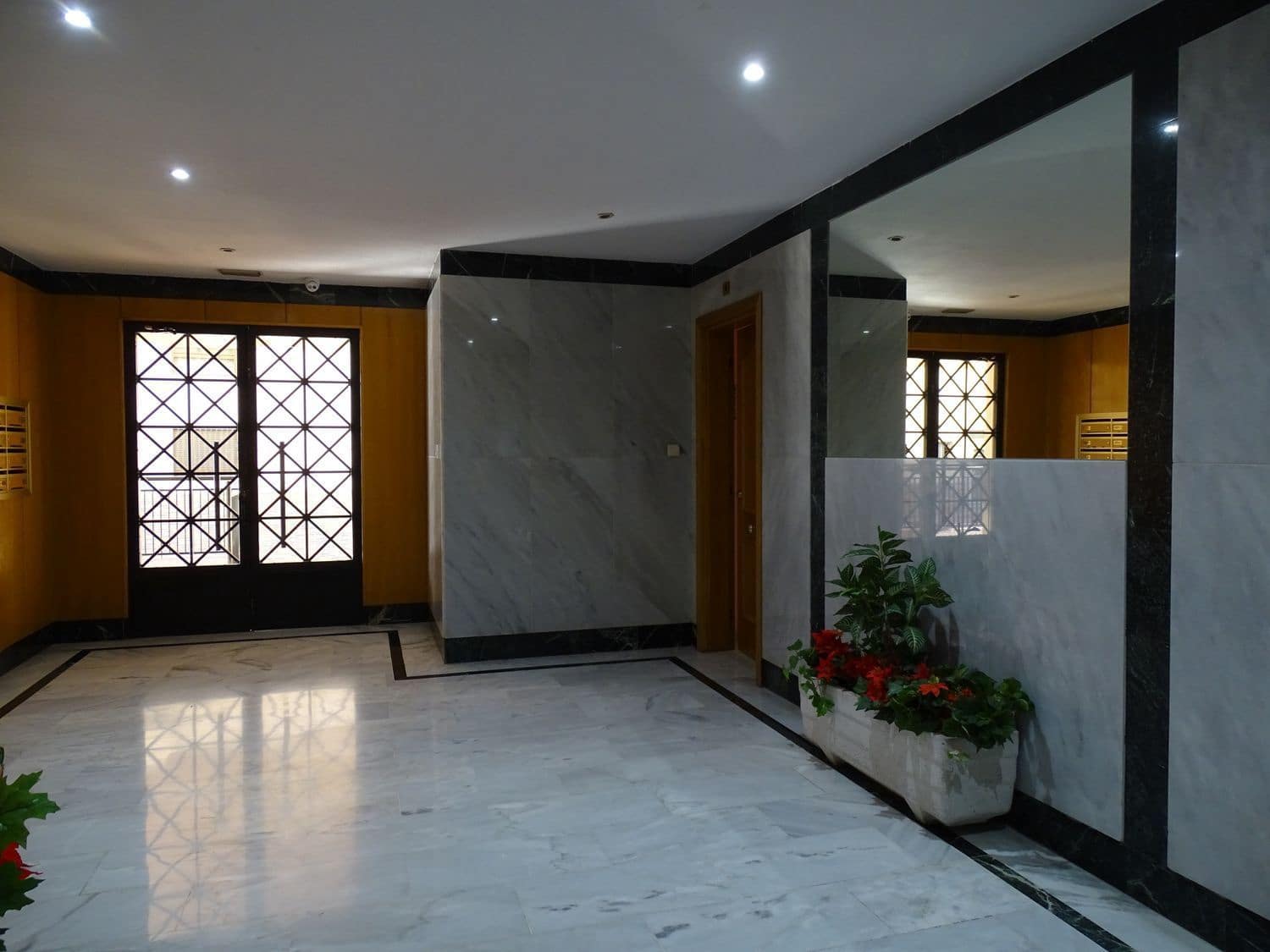 4 Zimmer Wohnung zu verkaufen in Granada Stadt mit Garage - 245.000 € (Ref: 9533801)