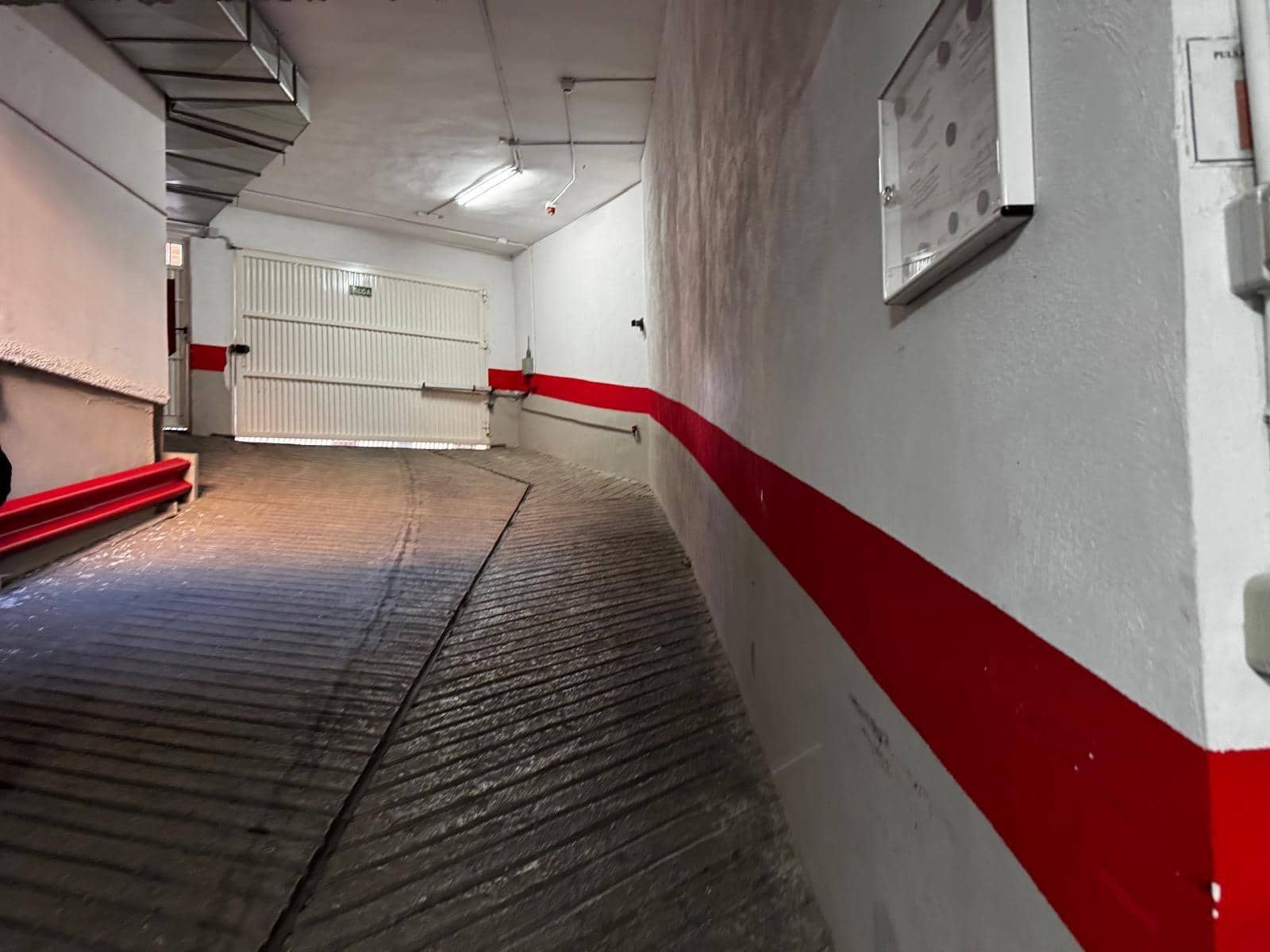 Garage te huur in Granada stad - € 100 (Ref: 9535973)