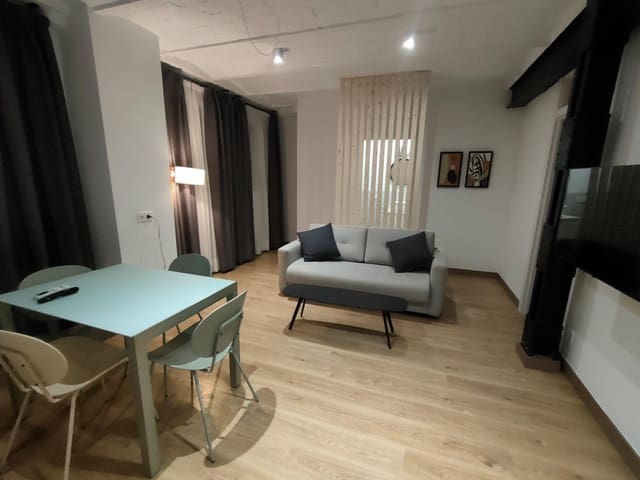 2 soverom Leilighet til leie i Centro - Sagrario, Granada by - € 800 (Ref: 9543705)