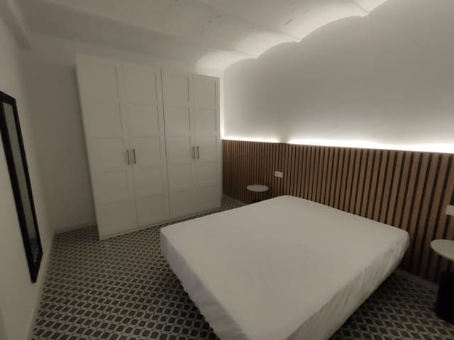 2 soverom Leilighet til leie i Centro - Sagrario, Granada by - € 800 (Ref: 9543705)