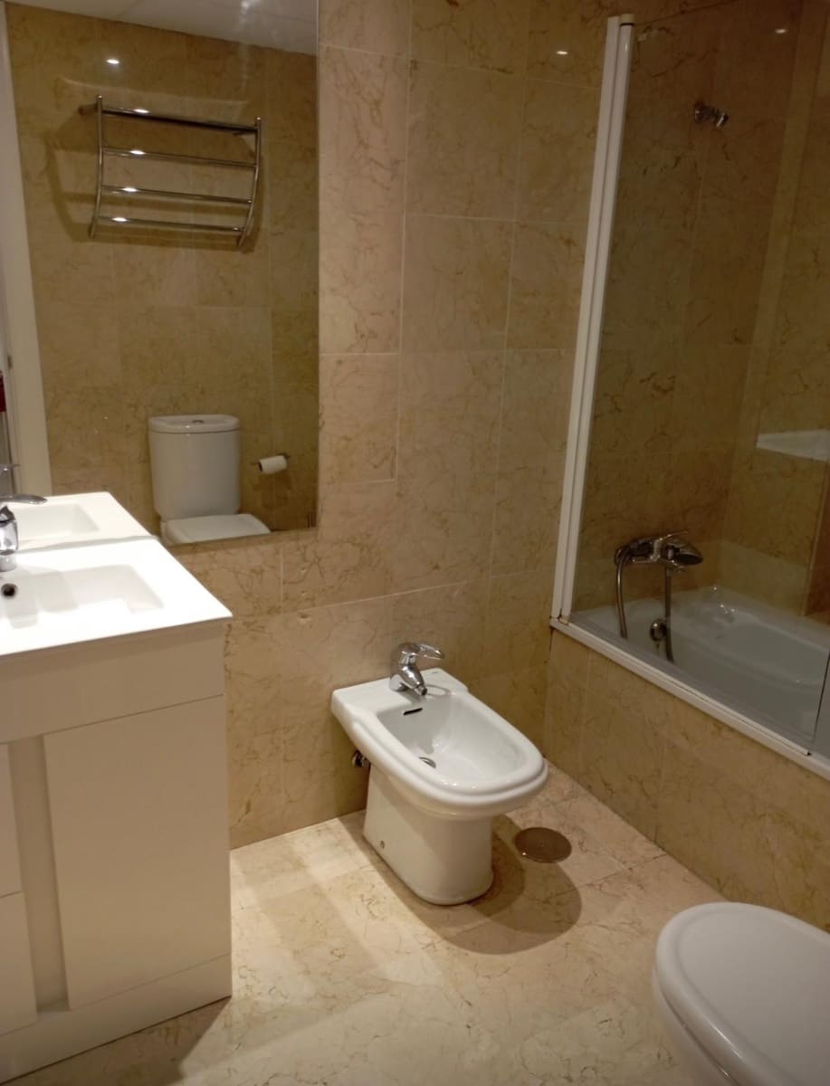 2 sypialnia Mieszkanie do wynajęcia w Miasto Grenada z basenem garażem - 800 € (Ref: 9543707)