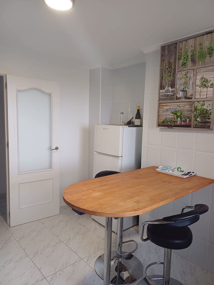 Ático de 3 habitaciones en Torrevieja en alquiler con piscina - 800 € (Ref: 9995280)