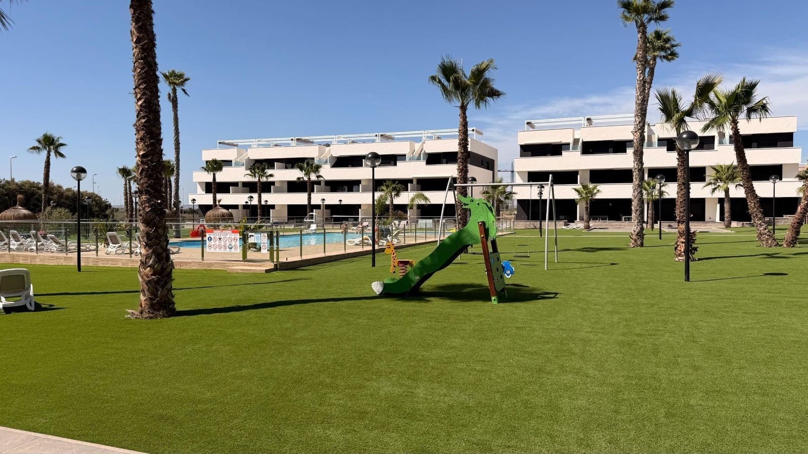 2 sypialnia Apartament na sprzedaż w Guardamar del Segura z basenem garażem - 227 000 € (Ref: 10181764)