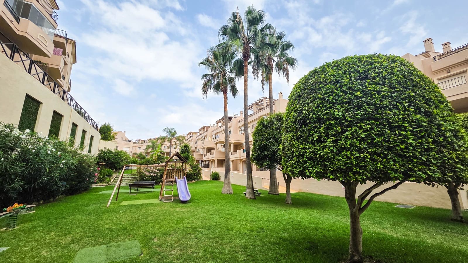 2 quarto Apartamento para venda em La Duquesa / Puerto de la Duquesa com piscina garagem - 270 000 € (Ref: 10026574)