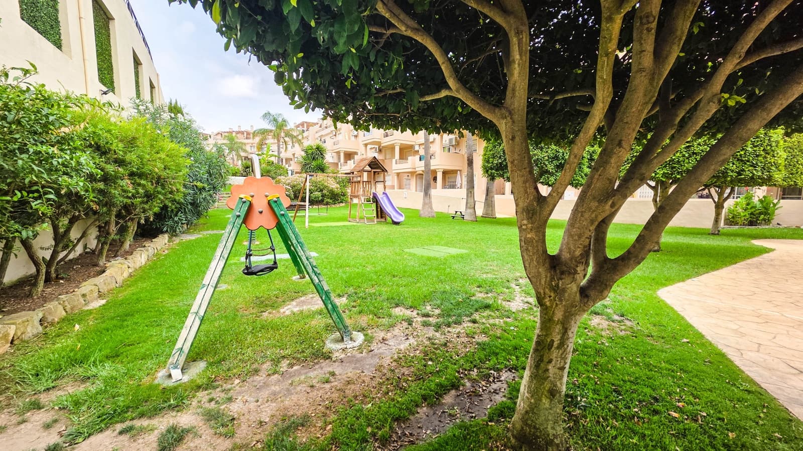 2 quarto Apartamento para venda em La Duquesa / Puerto de la Duquesa com piscina garagem - 270 000 € (Ref: 10026574)
