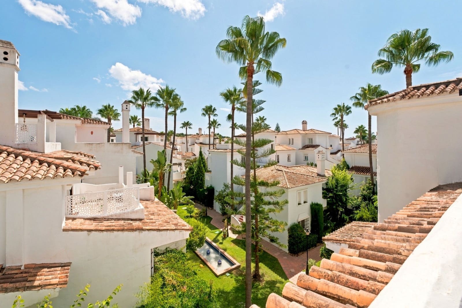 2 bedroom Penthouse for sale in Nueva Andalucia with pool garage - € 530,000 (Ref: 10031259)