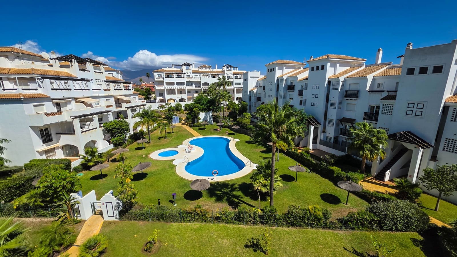 2 soverom Penthouse til salgs i San Luis de Sabinillas med svømmebasseng garasje - € 335 000 (Ref: 10090976)