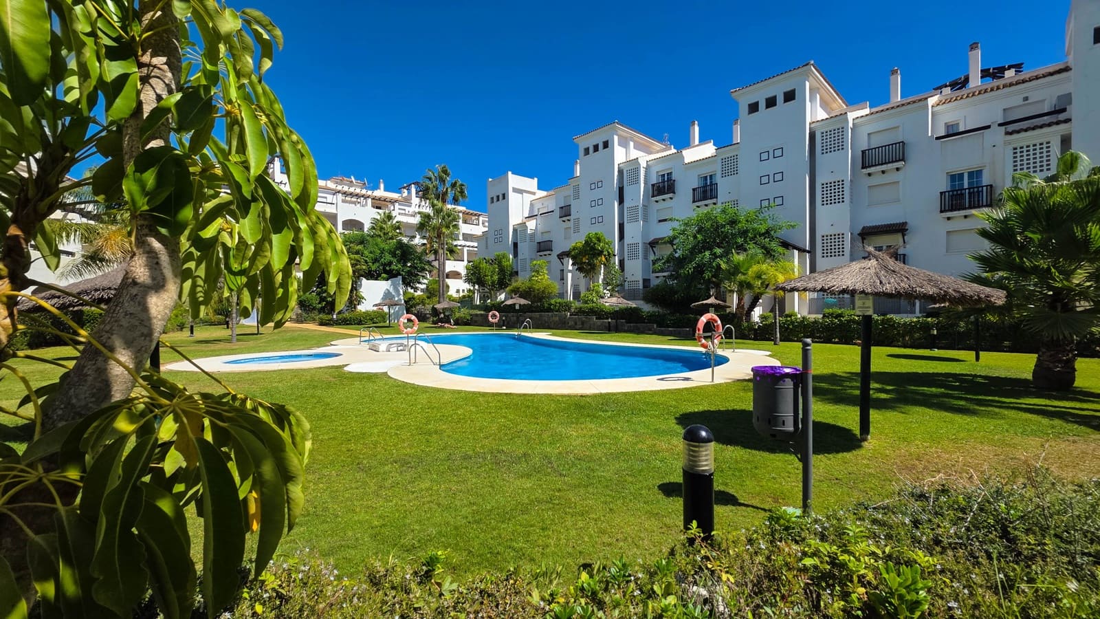 2 soverom Penthouse til salgs i San Luis de Sabinillas med svømmebasseng garasje - € 335 000 (Ref: 10090976)
