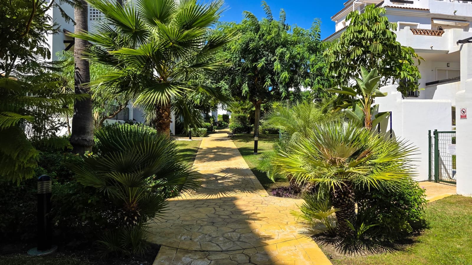 2 soverom Penthouse til salgs i San Luis de Sabinillas med svømmebasseng garasje - € 335 000 (Ref: 10090976)