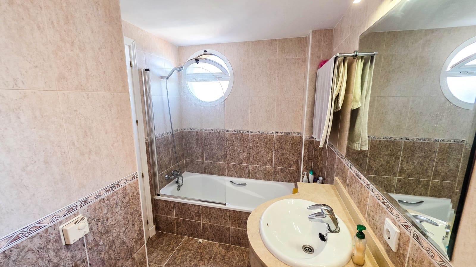 4 sypialnia Dom blizniak na sprzedaż w Manilva z basenem garażem - 525 000 € (Ref: 10158698)