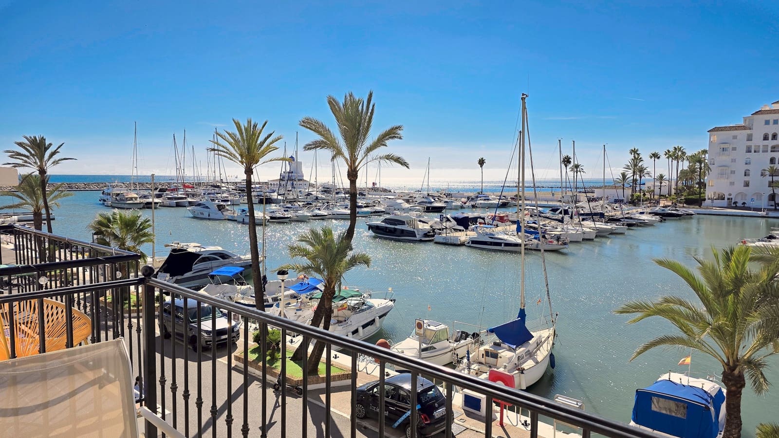 2 bedroom Apartment for sale in La Duquesa / Puerto de la Duquesa with garage - € 395,000 (Ref: 10167921)