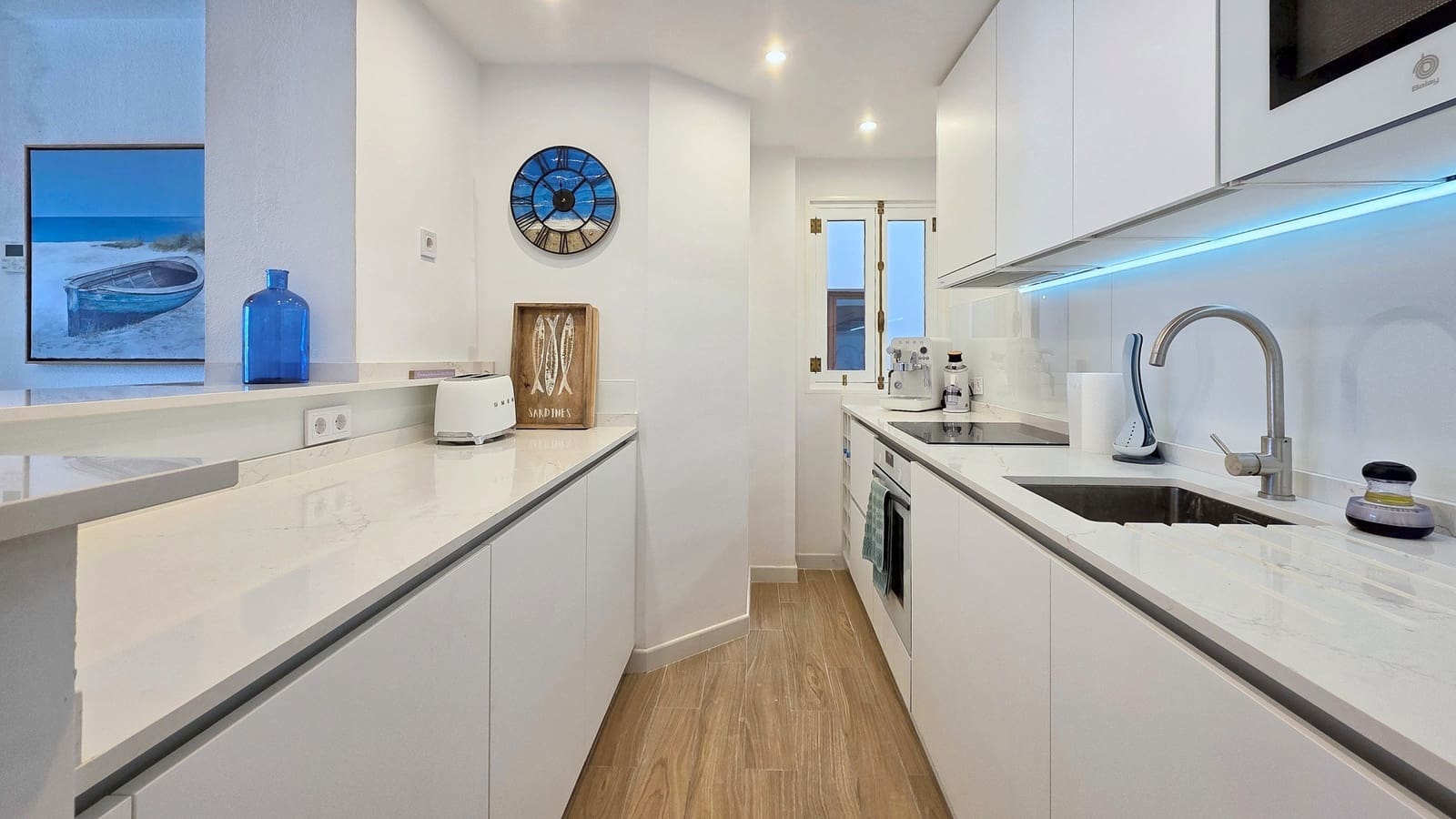 2 bedroom Apartment for sale in La Duquesa / Puerto de la Duquesa with garage - € 395,000 (Ref: 10167921)