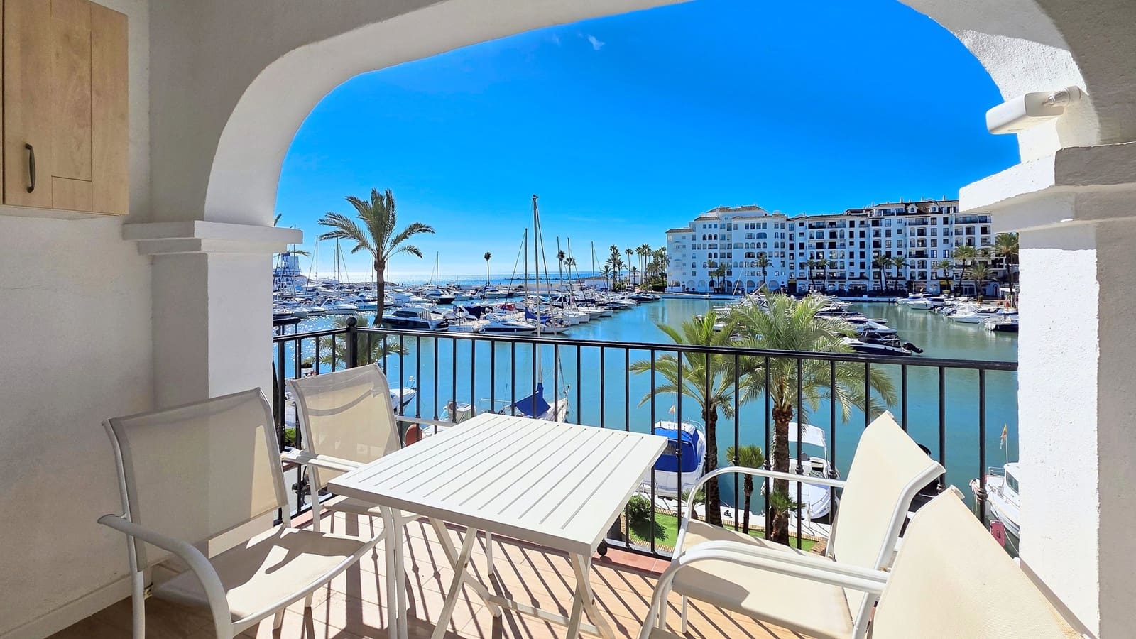 2 bedroom Apartment for sale in La Duquesa / Puerto de la Duquesa with garage - € 395,000 (Ref: 10167921)