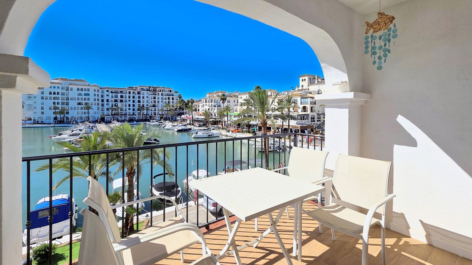 2 bedroom Apartment for sale in La Duquesa / Puerto de la Duquesa with garage - € 395,000 (Ref: 10167921)