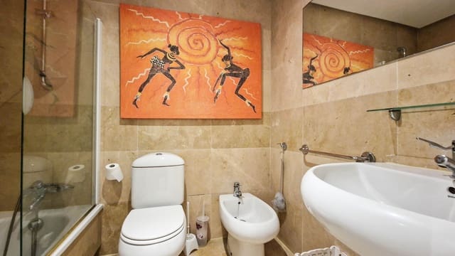 Apartamento de 2 habitaciones en La Duquesa / Puerto de la Duquesa, Manilva en venta con piscina garaje - 295.000 € (Ref: 8176733)