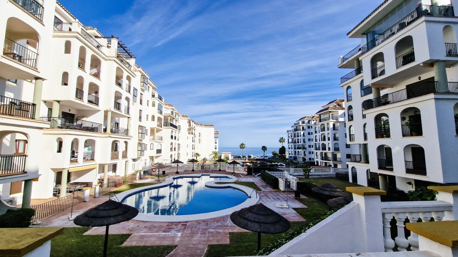 2 sypialnia Apartament na sprzedaż w La Duquesa / Puerto de la Duquesa z basenem garażem - 295 000 € (Ref: 8176733)
