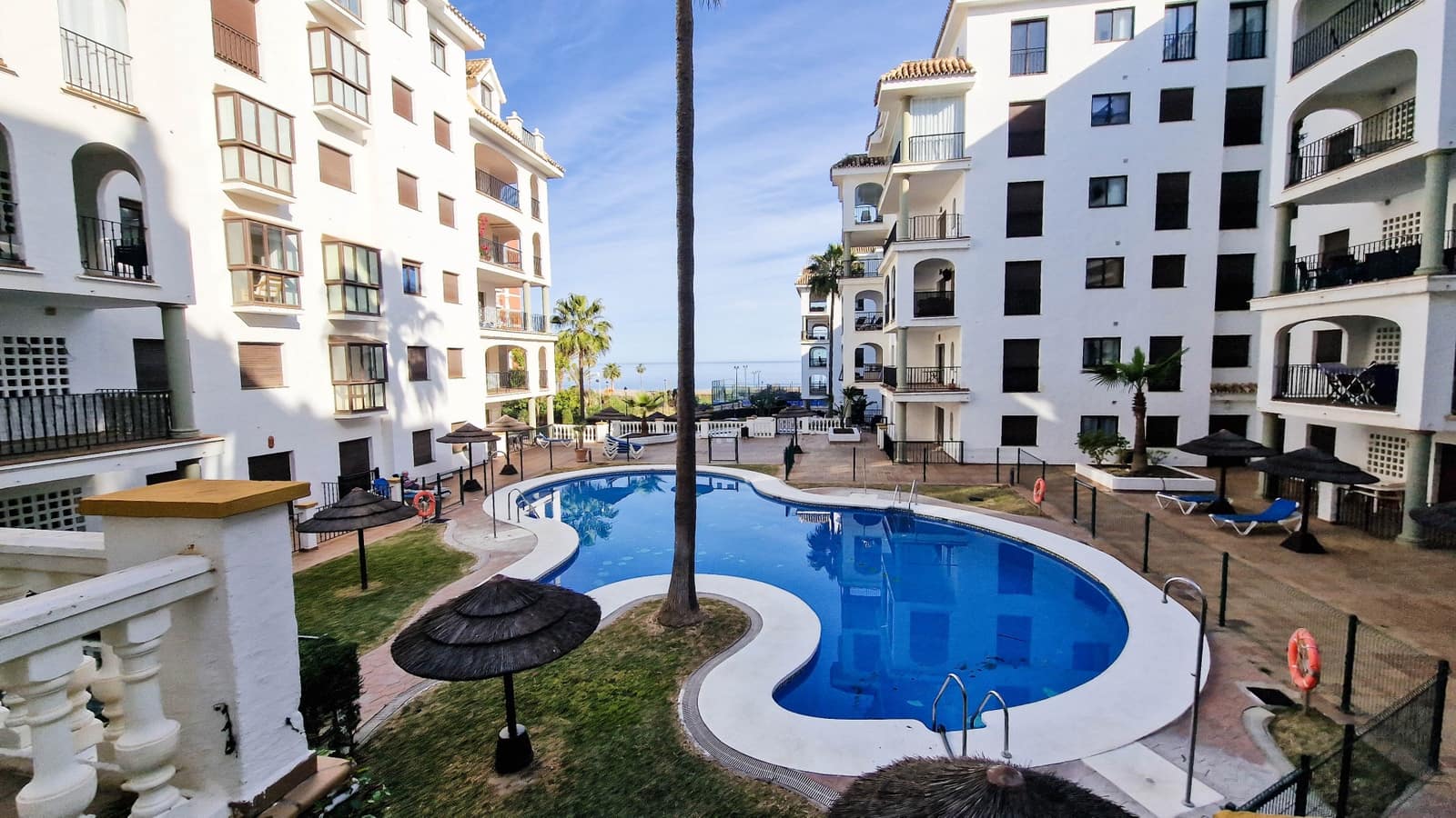 2 sypialnia Apartament na sprzedaż w La Duquesa / Puerto de la Duquesa z basenem garażem - 295 000 € (Ref: 8176733)
