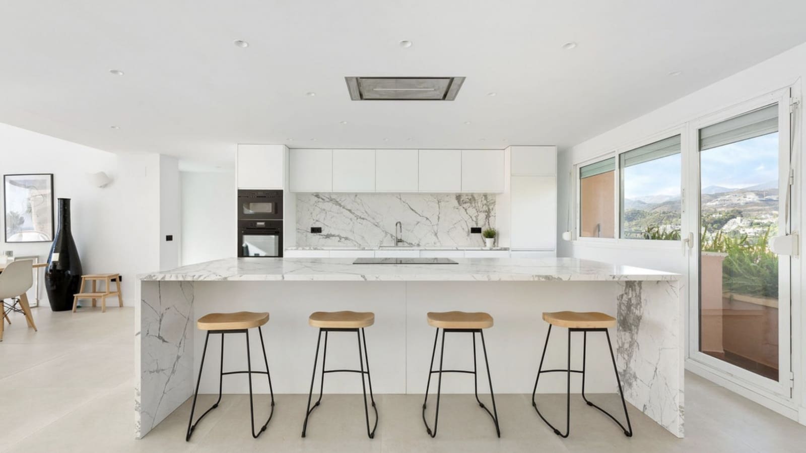 3 sypialnia Penthouse na sprzedaż w Nueva Andalucia z basenem garażem - 1 850 000 € (Ref: 8633853)