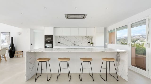 3 sypialnia Penthouse na sprzedaż w Nueva Andalucia, Marbella z basenem garażem - 1 850 000 € (Ref: 8633853)