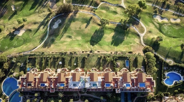 3 sypialnia Penthouse na sprzedaż w Nueva Andalucia, Marbella z basenem garażem - 1 850 000 € (Ref: 8633853)