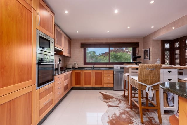 3 sovrum Takvåning till salu i Nueva Andalucia, Marbella med pool garage - 1 895 000 € (Ref: 8633854)