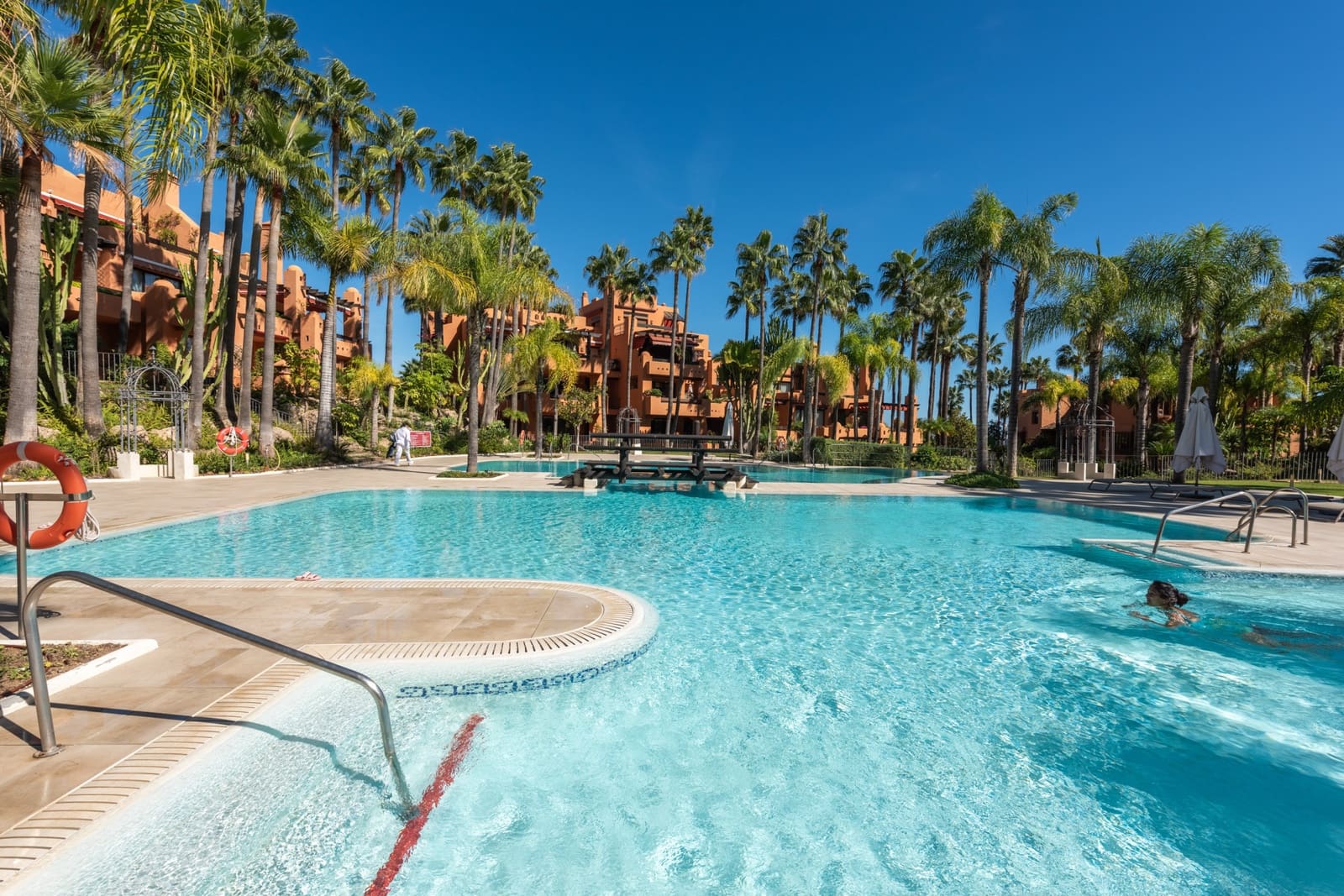 3 sovrum Takvåning till salu i Nueva Andalucia med pool garage - 1 895 000 € (Ref: 8633854)