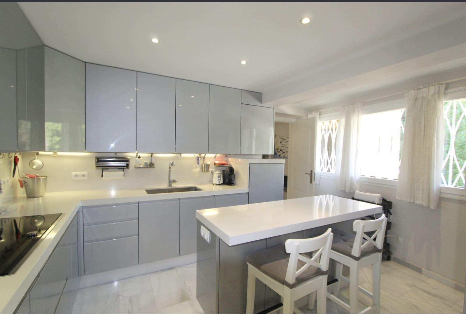 3 bedroom Apartment for sale in Marbella - € 1,200,000 (Ref: 8695653)