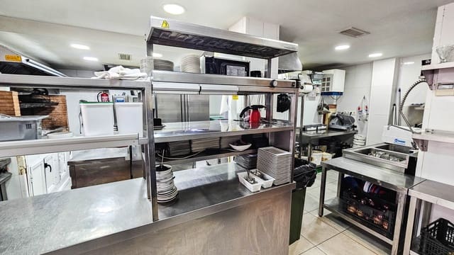 Restaurant/Bar til salg i La Duquesa / Puerto de la Duquesa, Manilva med garage - € 850.000 (Ref: 8934604)