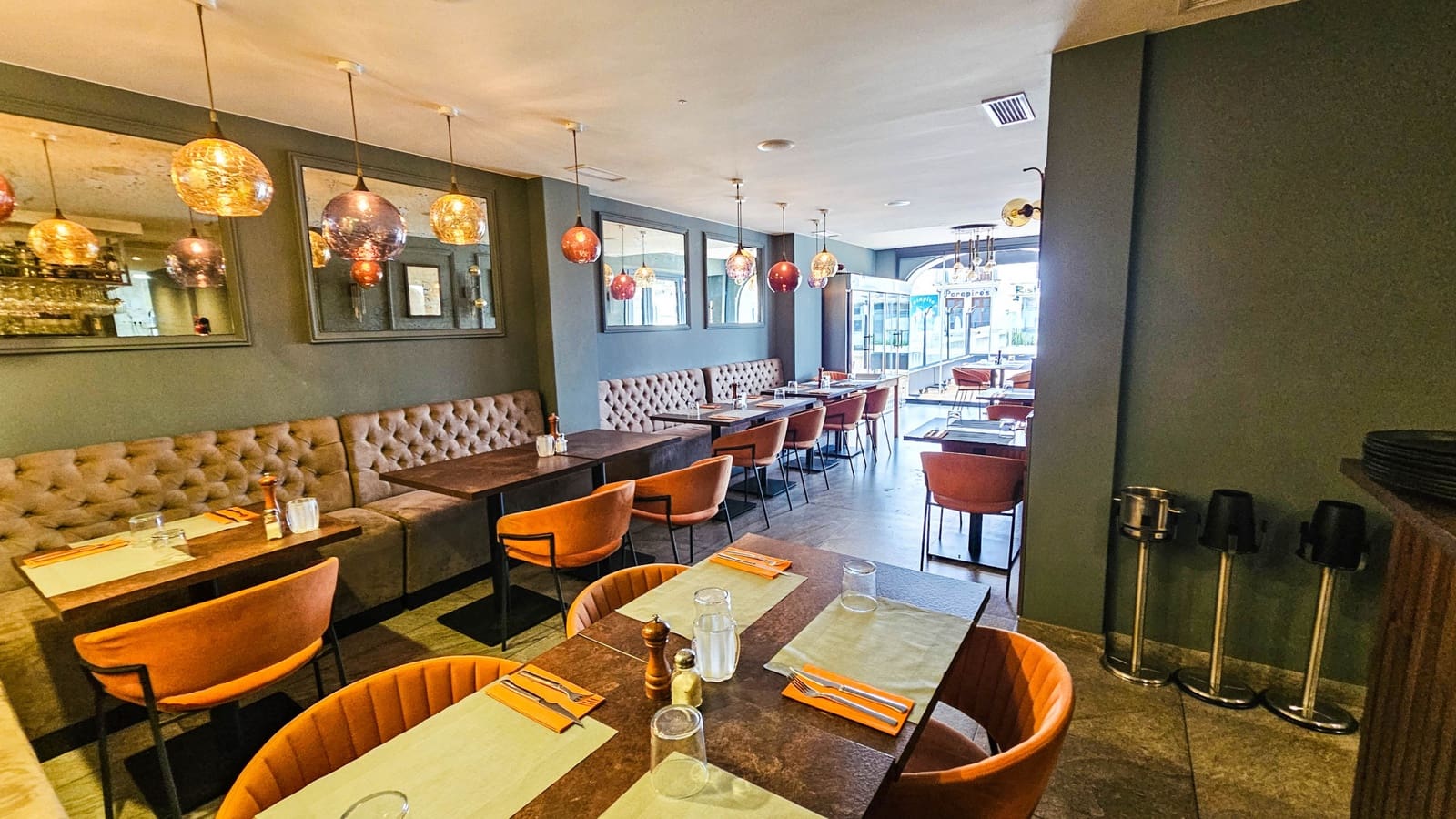 Restaurante/Bar para venda em La Duquesa / Puerto de la Duquesa com garagem - 850 000 € (Ref: 8934604)