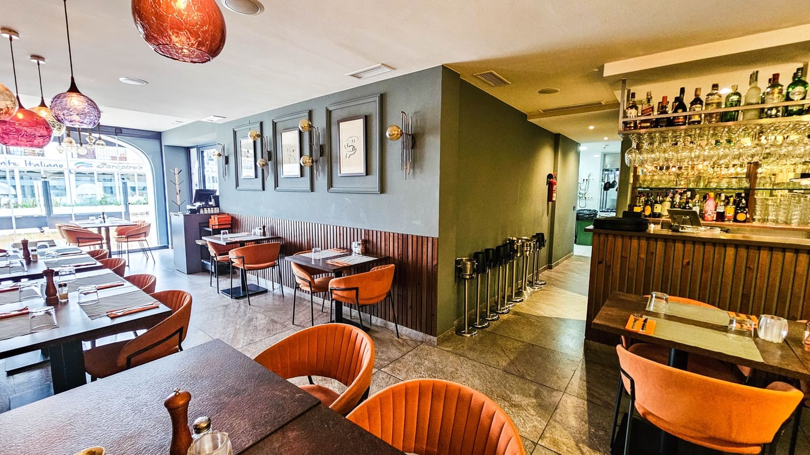 Restaurante/Bar para venda em La Duquesa / Puerto de la Duquesa com garagem - 850 000 € (Ref: 8934604)